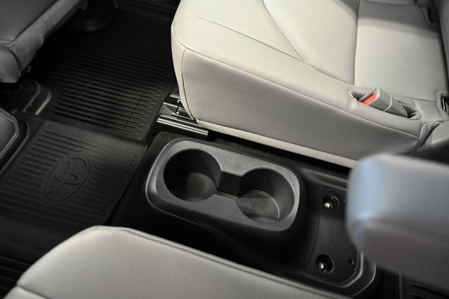 Used 2023 Toyota Highlander XLE image 29