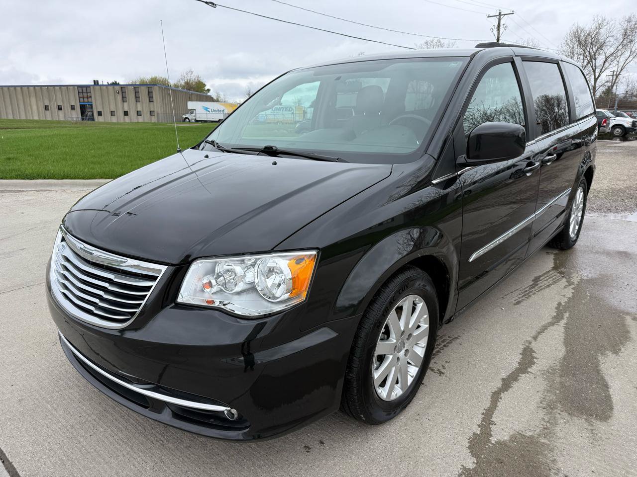 Used 2011 Chrysler Town & Country Touring-L w/ Entertainment Group #2 FWD image 1
