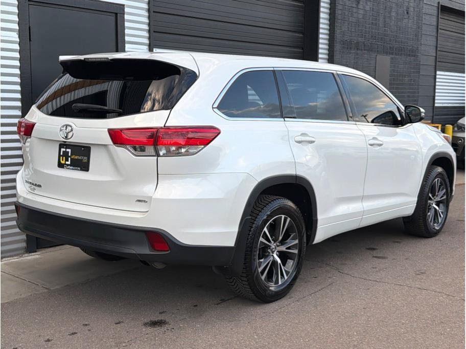 Used 2018 Toyota Highlander LE w/ Carpet Mat Package (TMS) AWD/4WD image 3