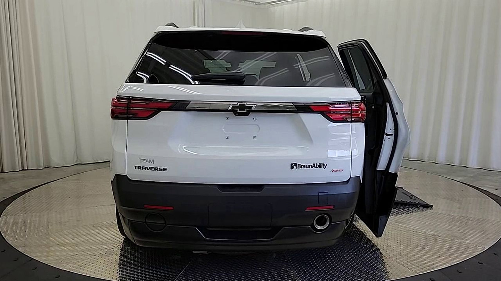 Used 2023 Chevrolet Traverse RS image 7