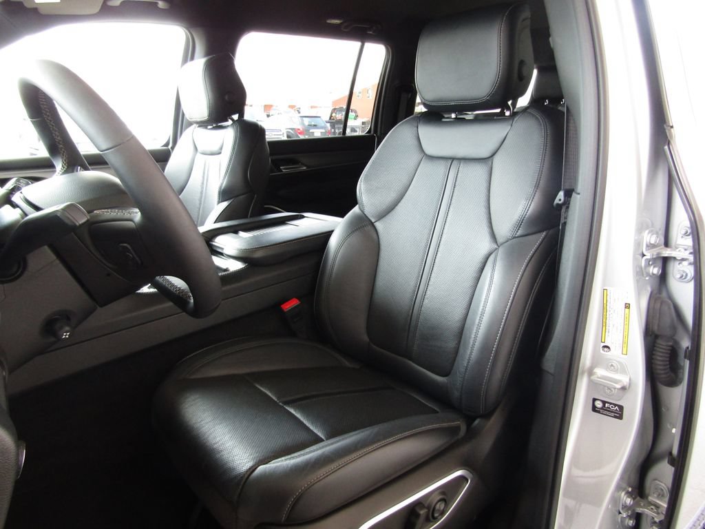Used 2025 Jeep Wagoneer L Series II AWD/4WD image 25