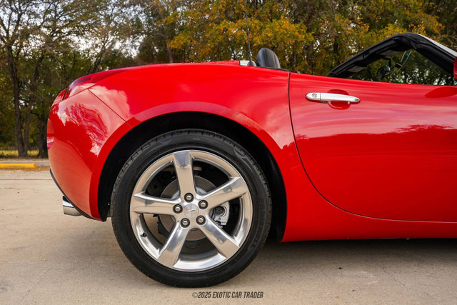 Used 2006 Pontiac Solstice Convertible w/ Premium Package image 10