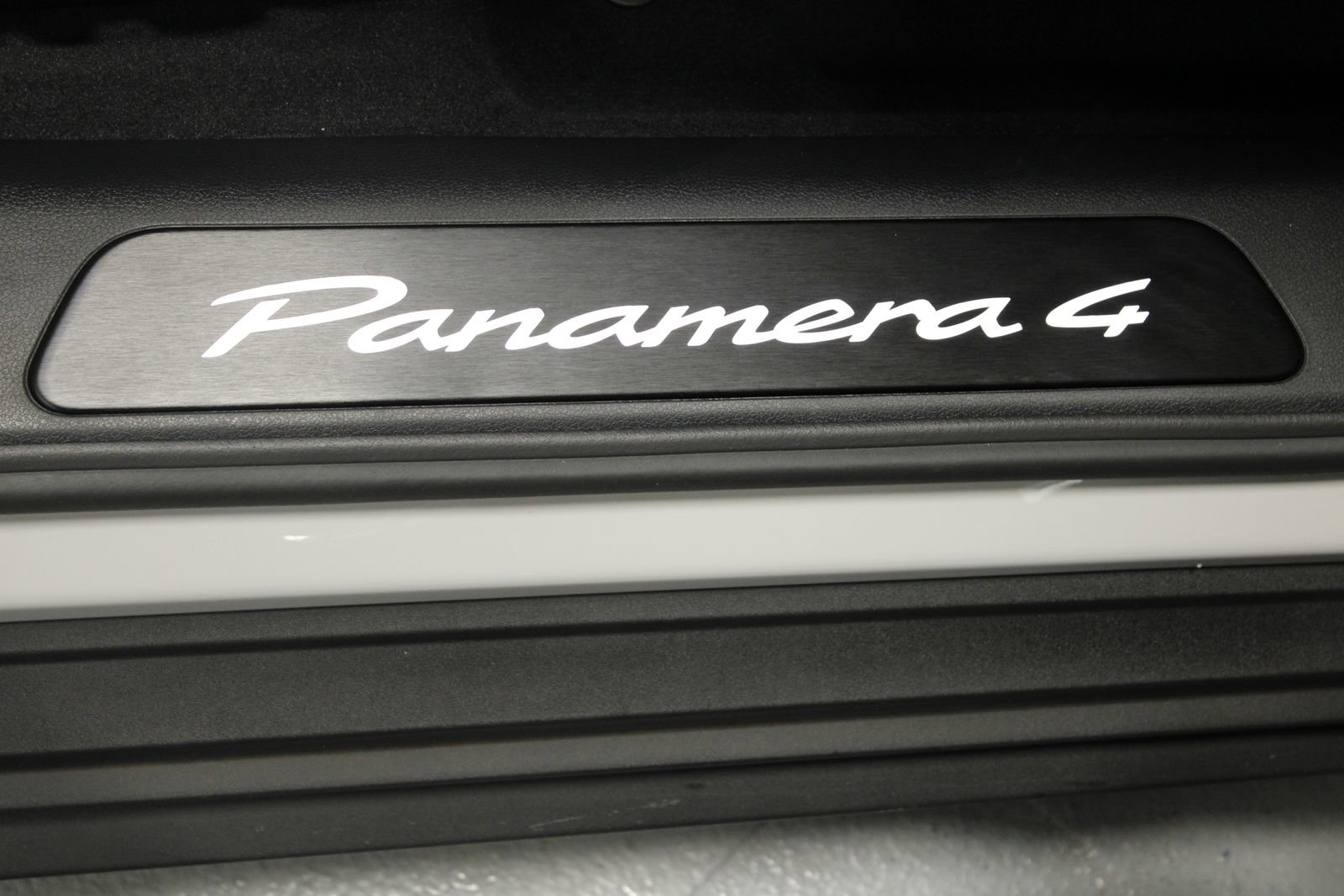 Used 2025 Porsche Panamera 4 image 31