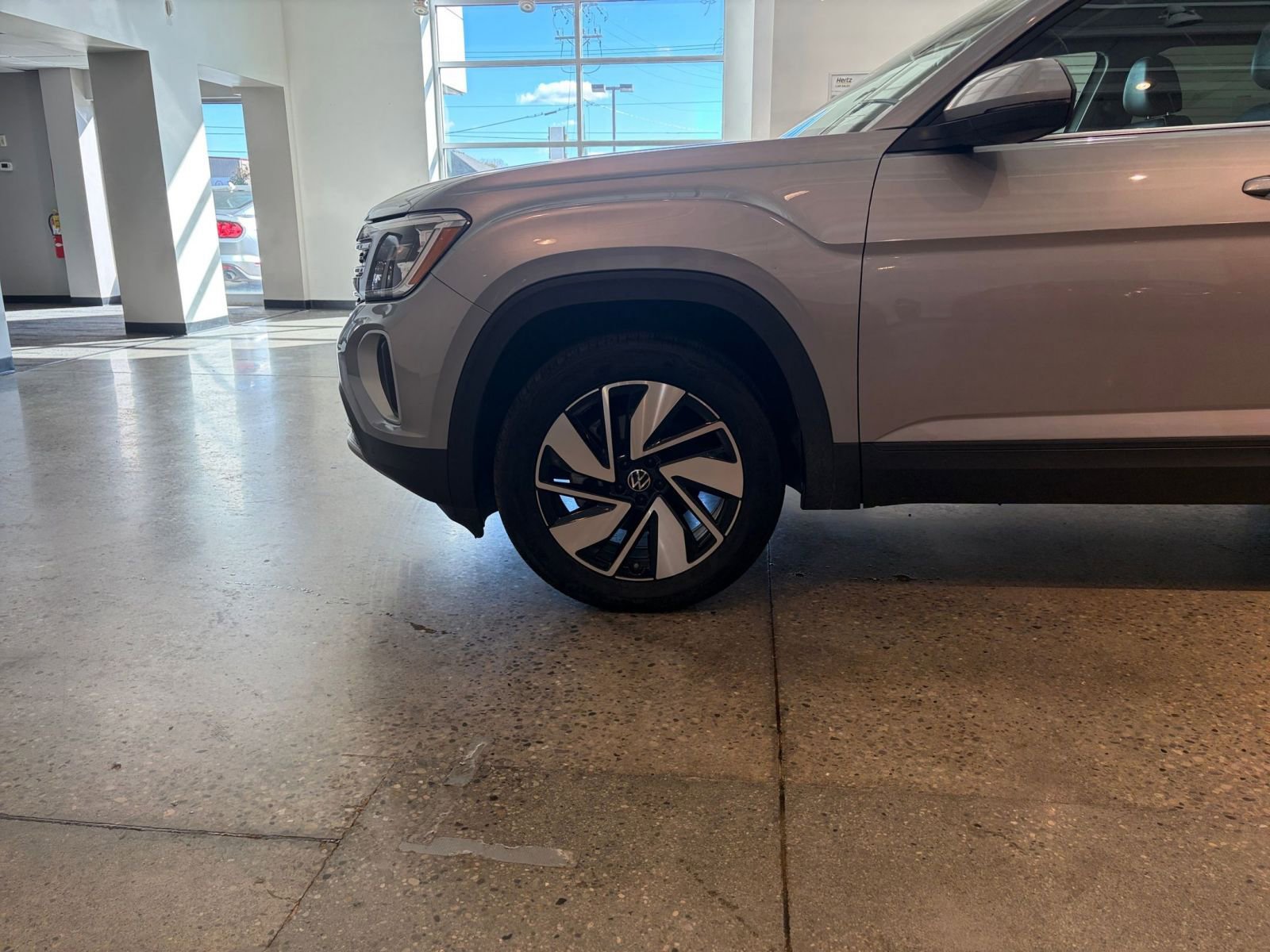 Used 2025 Volkswagen Atlas SE image 30