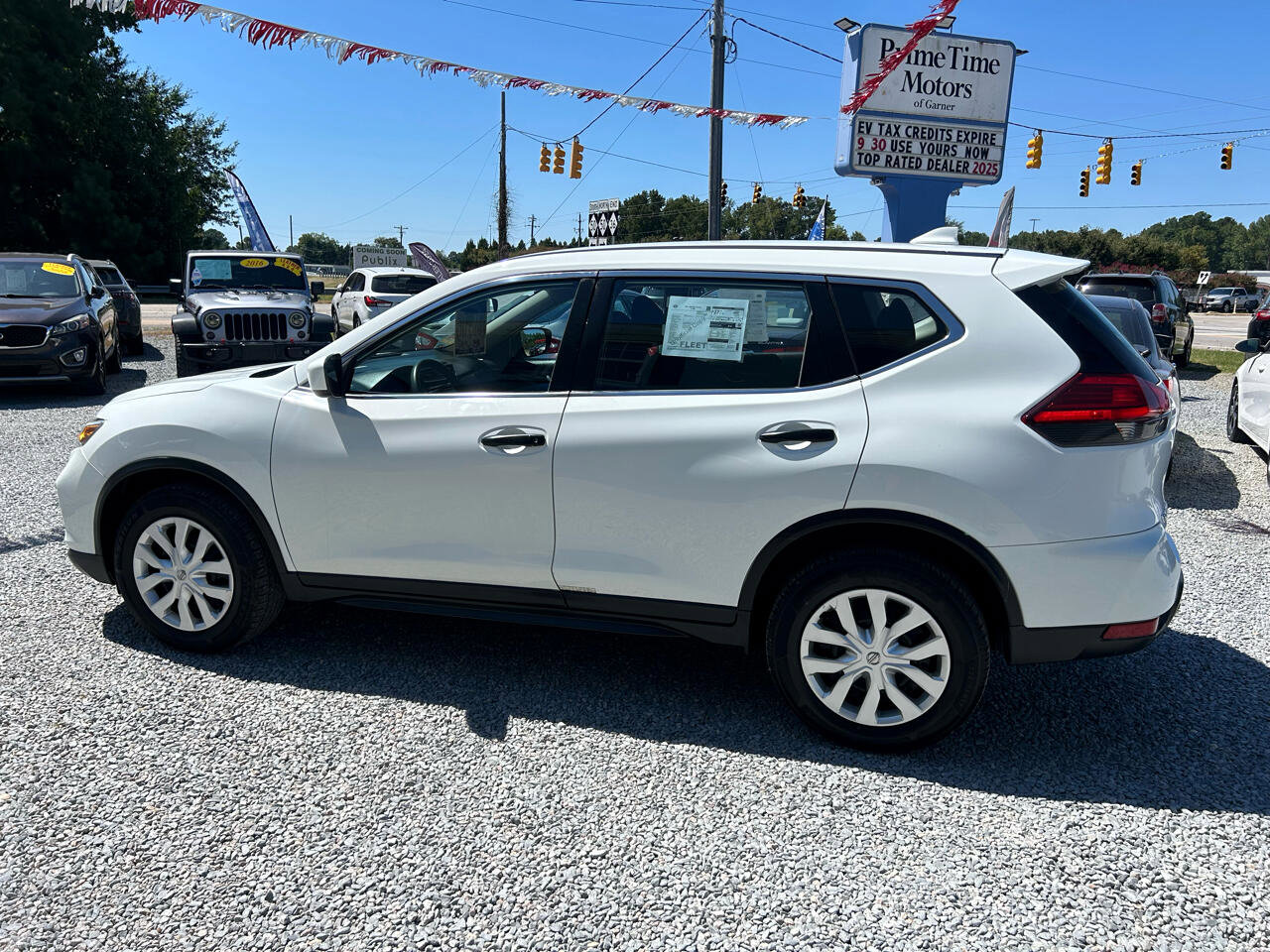 Used 2017 Nissan Rogue S image 2