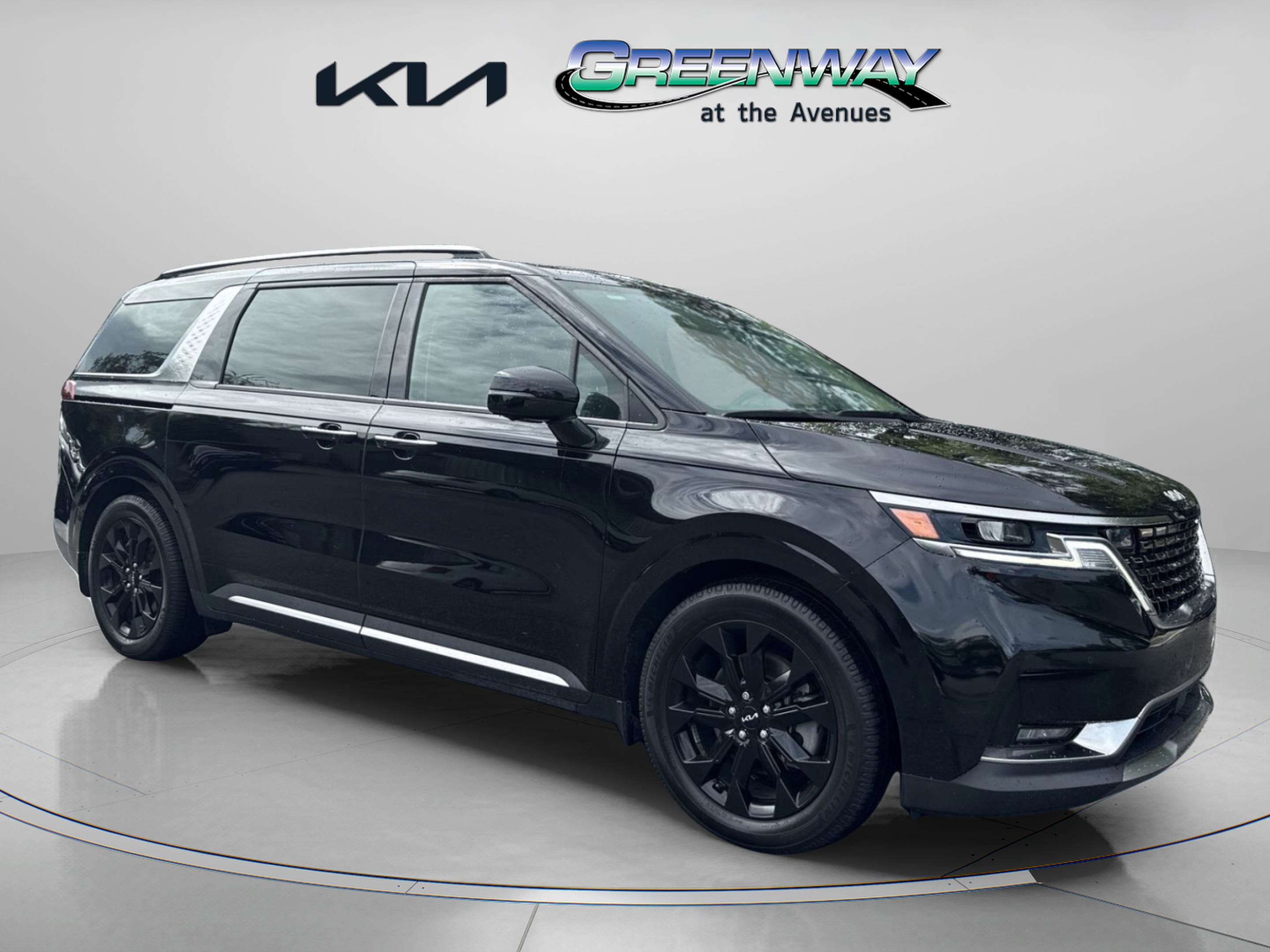 Used 2023 Kia Carnival SX image 1