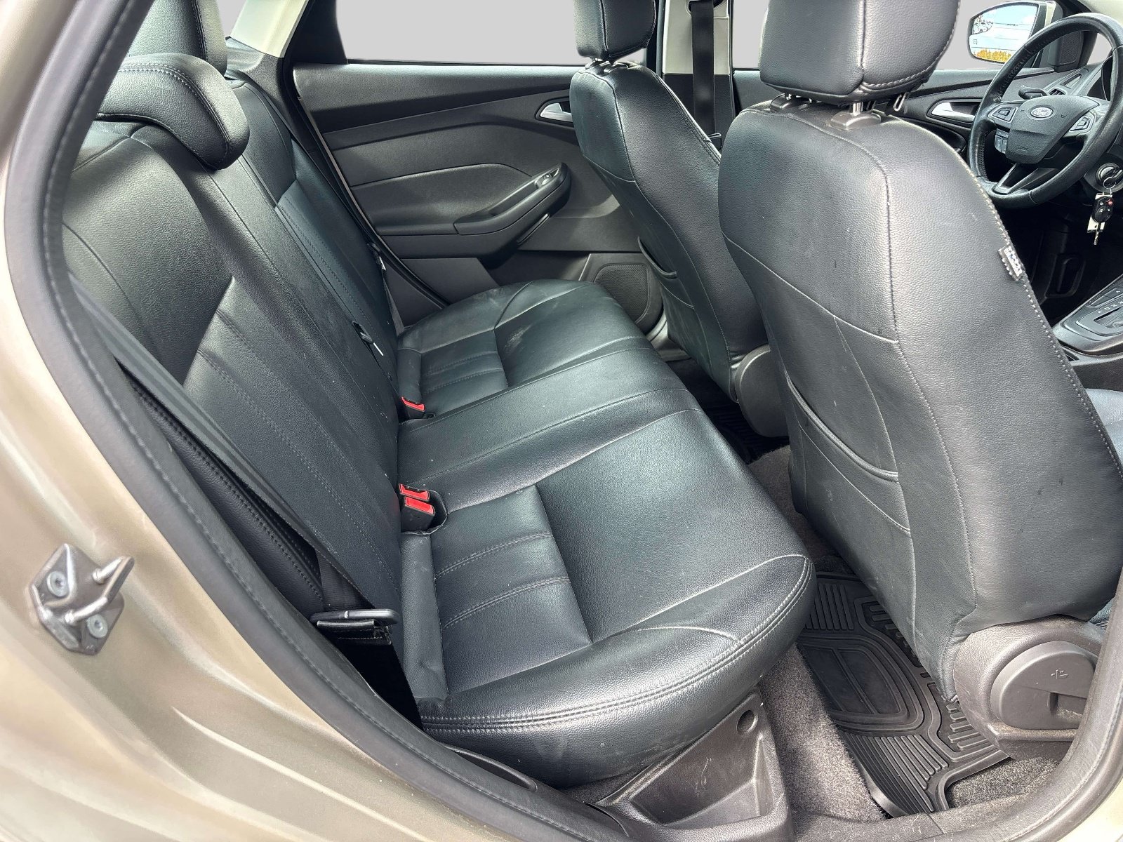 Used 2018 Ford Focus SE w/ SE Appearance Package FWD image 11