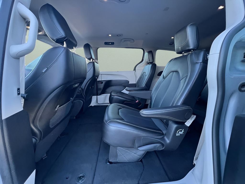 Used 2024 Chrysler Pacifica Touring-L image 17