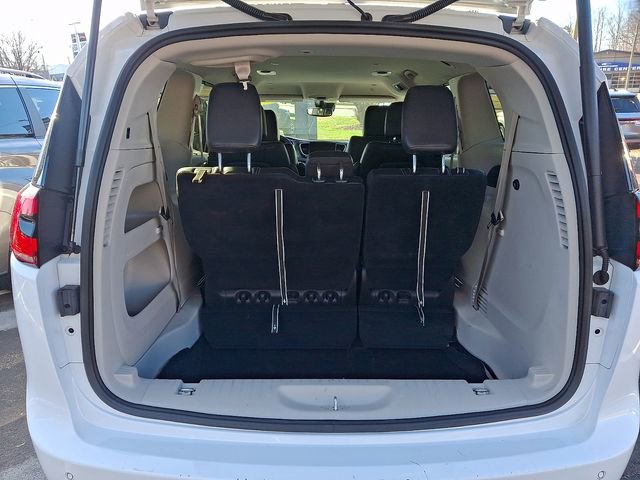 Used 2024 Chrysler Pacifica Touring-L image 29