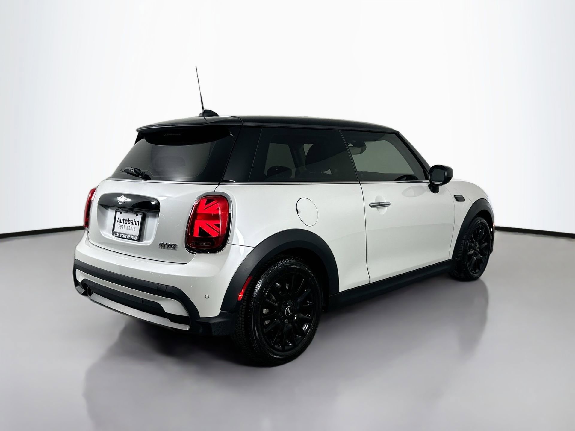 Used 2023 MINI Cooper 2-Door Hardtop image 6
