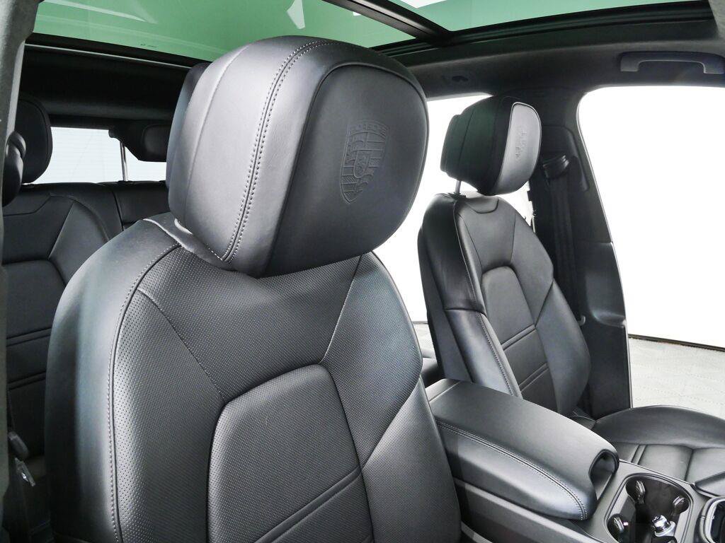 Certified 2025 Porsche Cayenne GTS AWD/4WD image 29