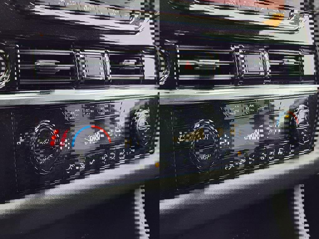 Used 2024 Nissan Pathfinder SV image 37