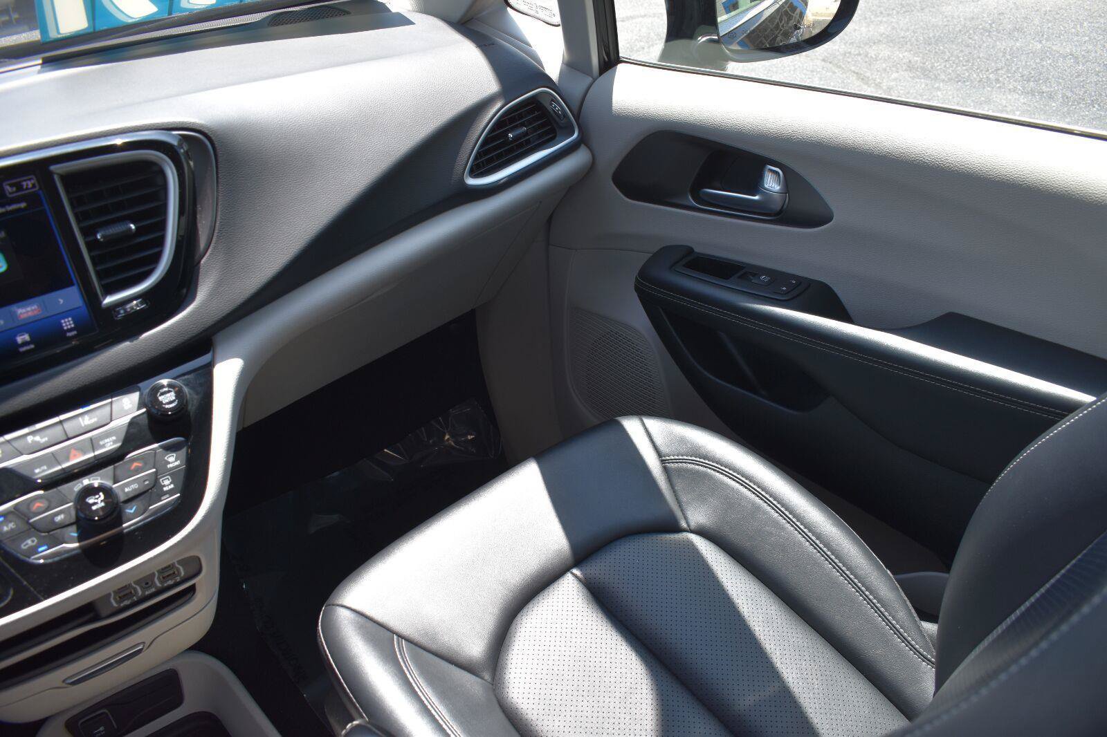 Used 2024 Chrysler Pacifica Touring-L FWD image 21