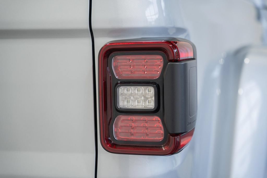 Used 2024 Jeep Gladiator Rubicon AWD/4WD image 6