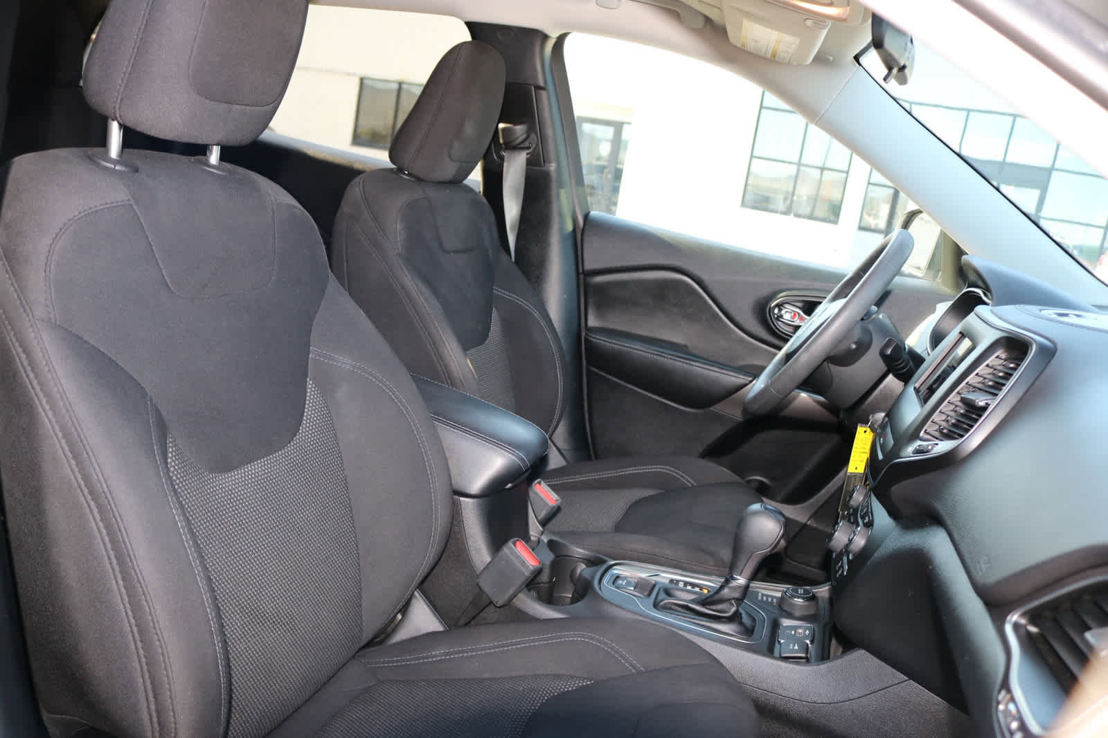 Used 2020 Jeep Cherokee Latitude AWD/4WD image 24