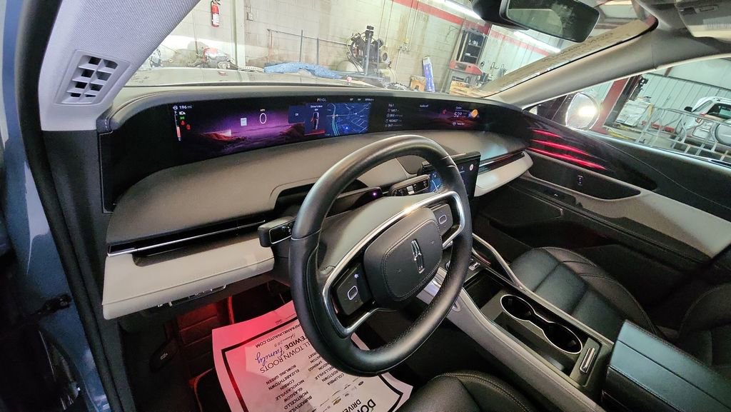 Used 2025 Lincoln Nautilus Premier image 10