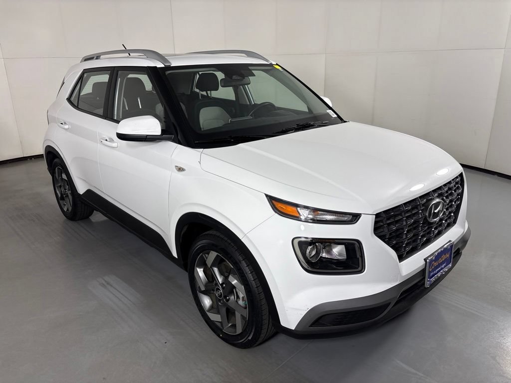 Used 2025 Hyundai Venue SEL FWD image 2