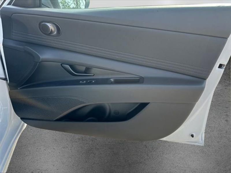 New 2025 Hyundai Elantra SEL image 18
