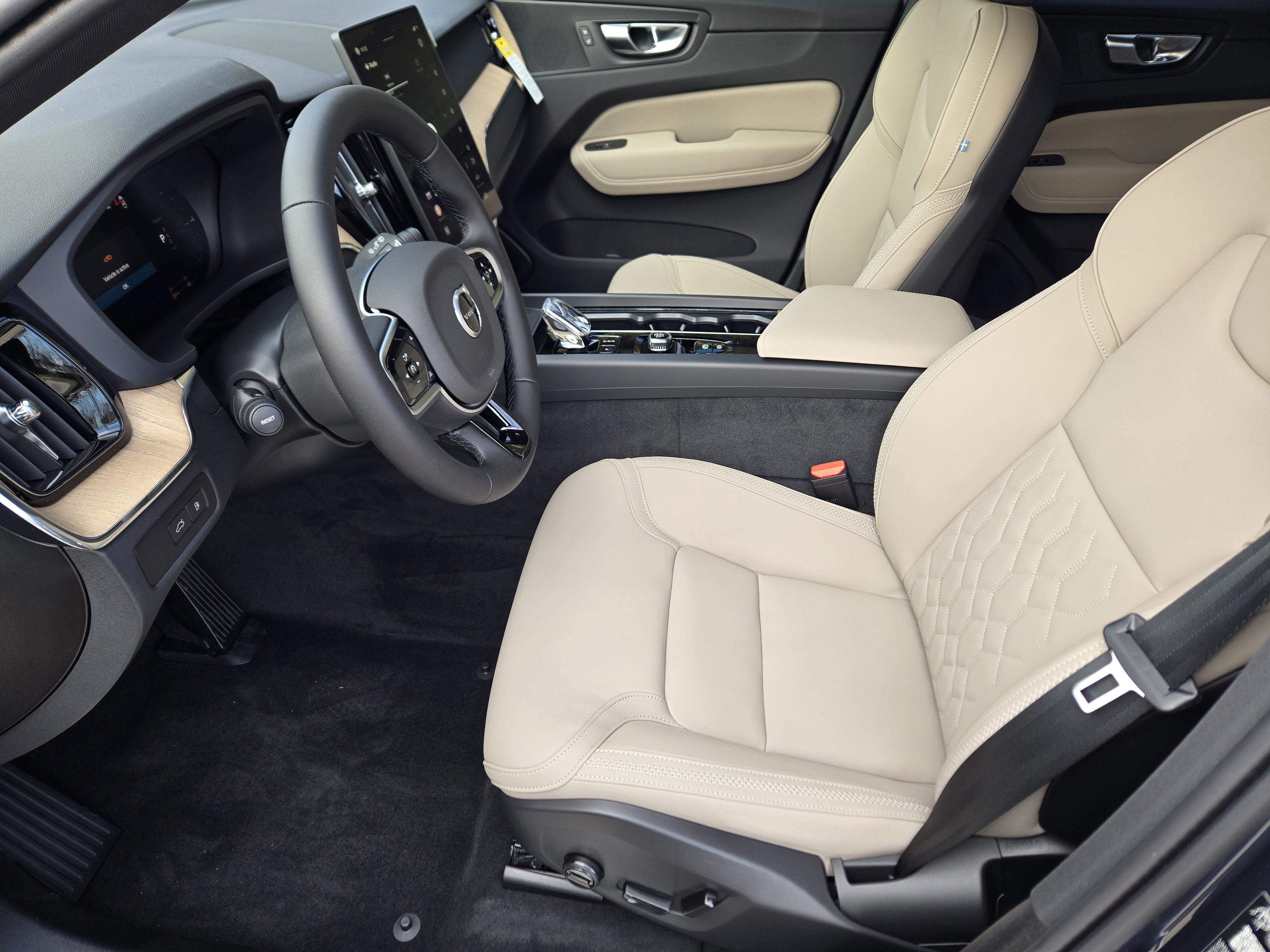 New 2026 Volvo XC60 T8 Plus w/ Protection Package Premier image 15