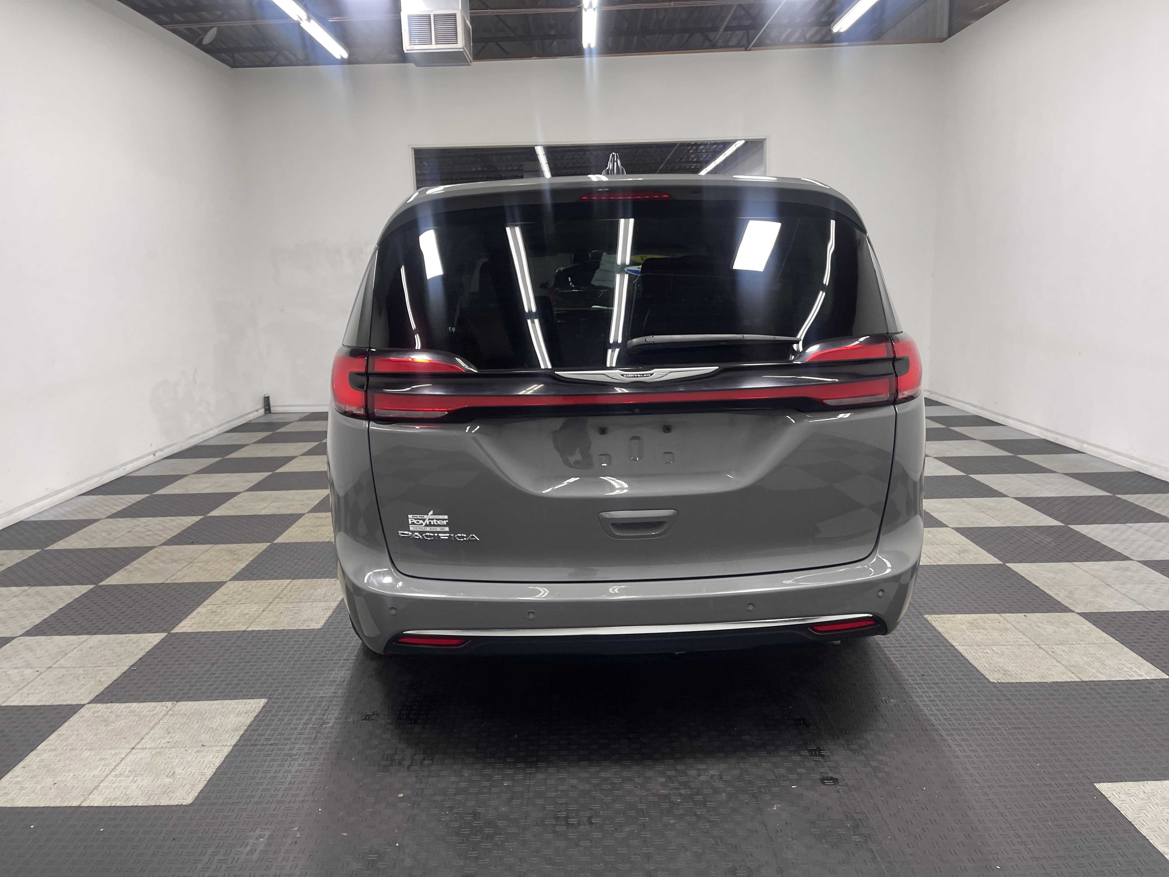 Used 2023 Chrysler Pacifica Touring-L image 3