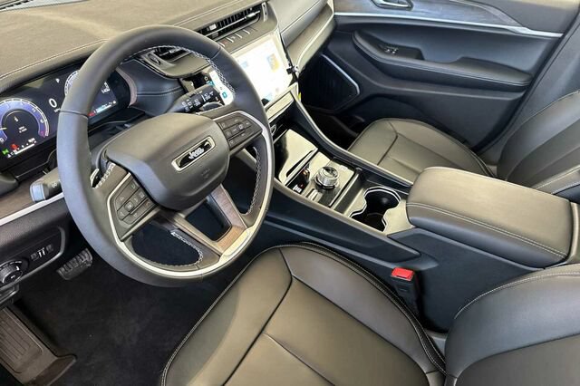 New 2026 Jeep Grand Cherokee Limited w/ Limited Altitude Package AWD/4WD image 7