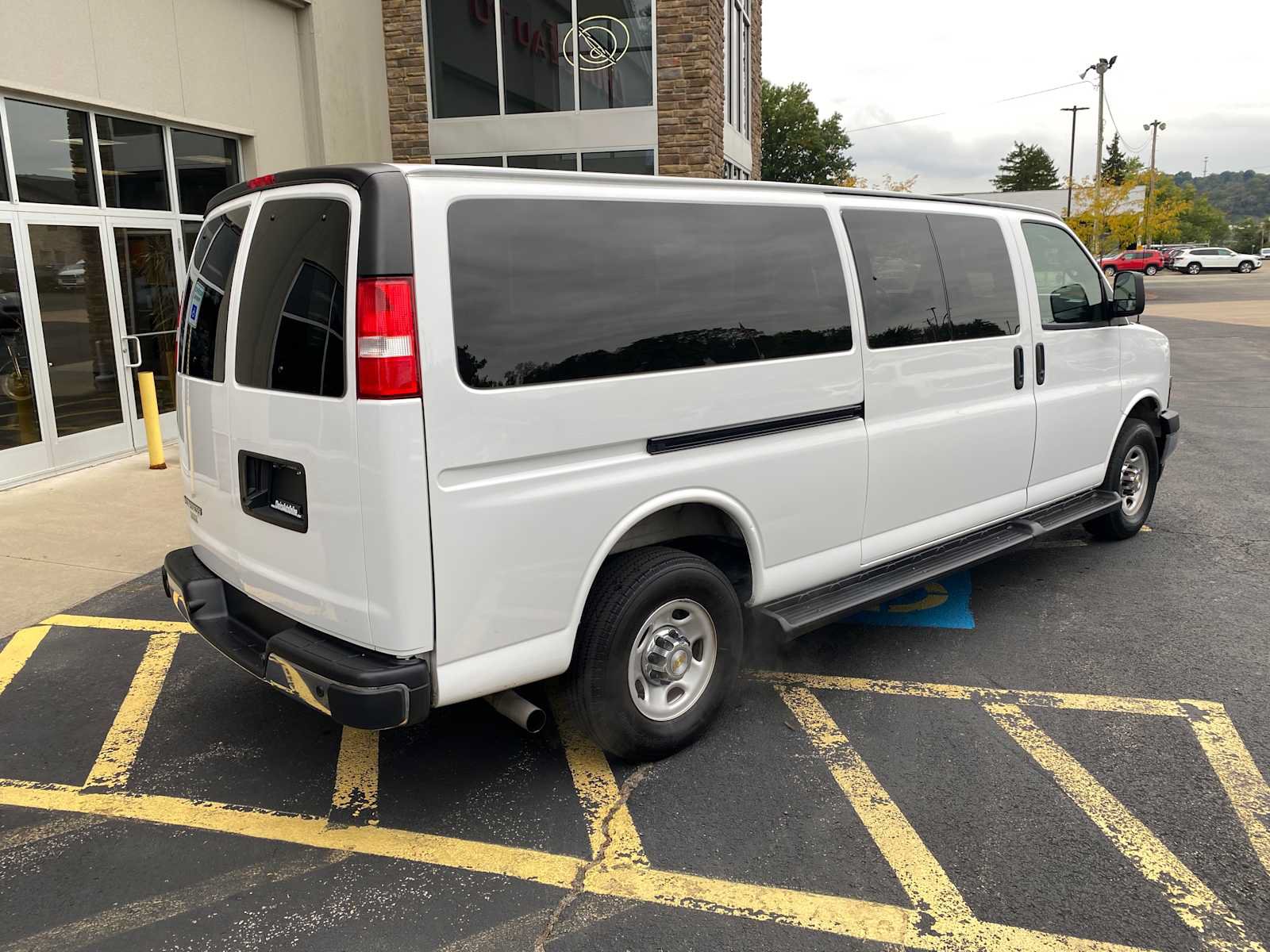 Used 2025 Chevrolet Express 3500 LT w/ LT Preferred Equipment Group RWD image 4