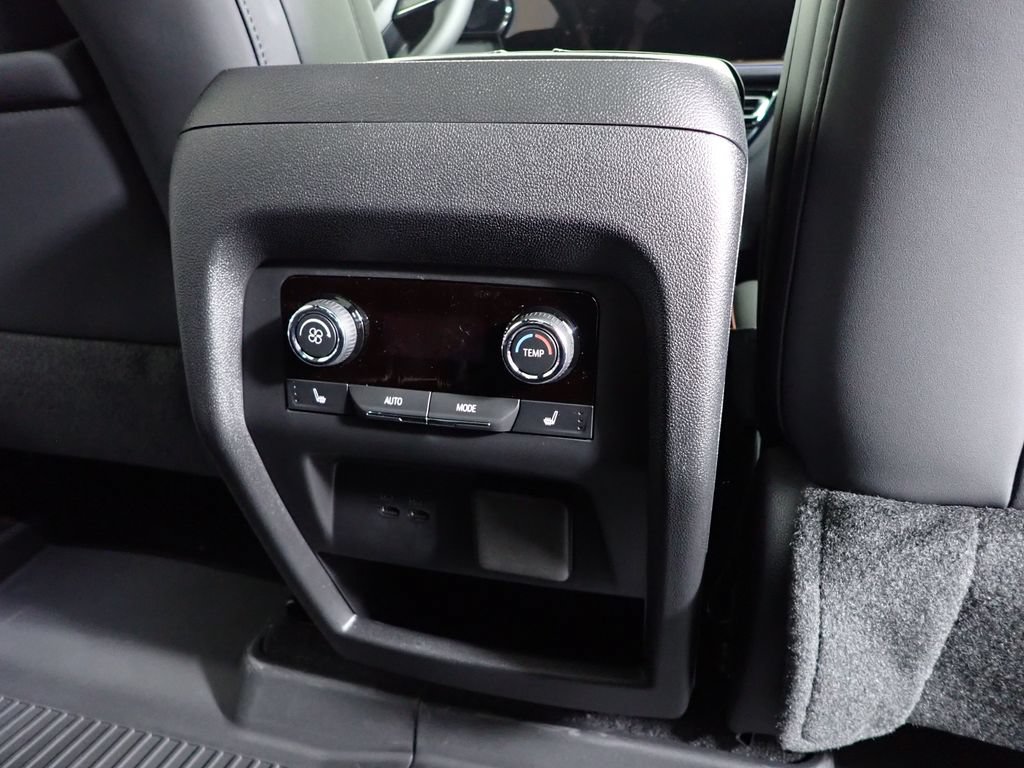 New 2027 Chevrolet Traverse RS w/ LPO, Floor Liner Package AWD/4WD image 40