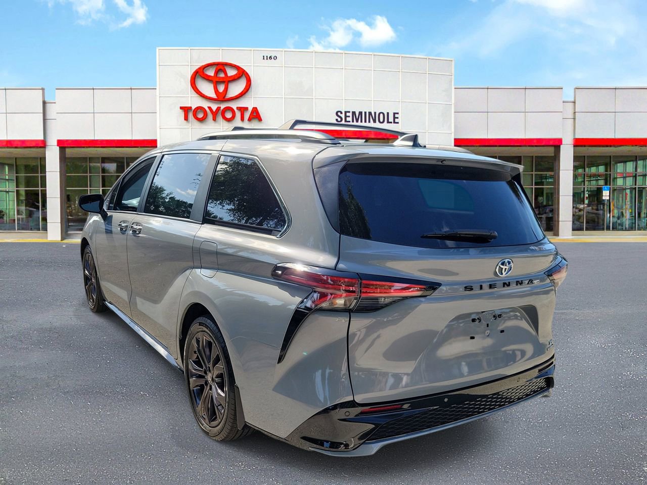 Used 2023 Toyota Sienna XSE FWD image 4