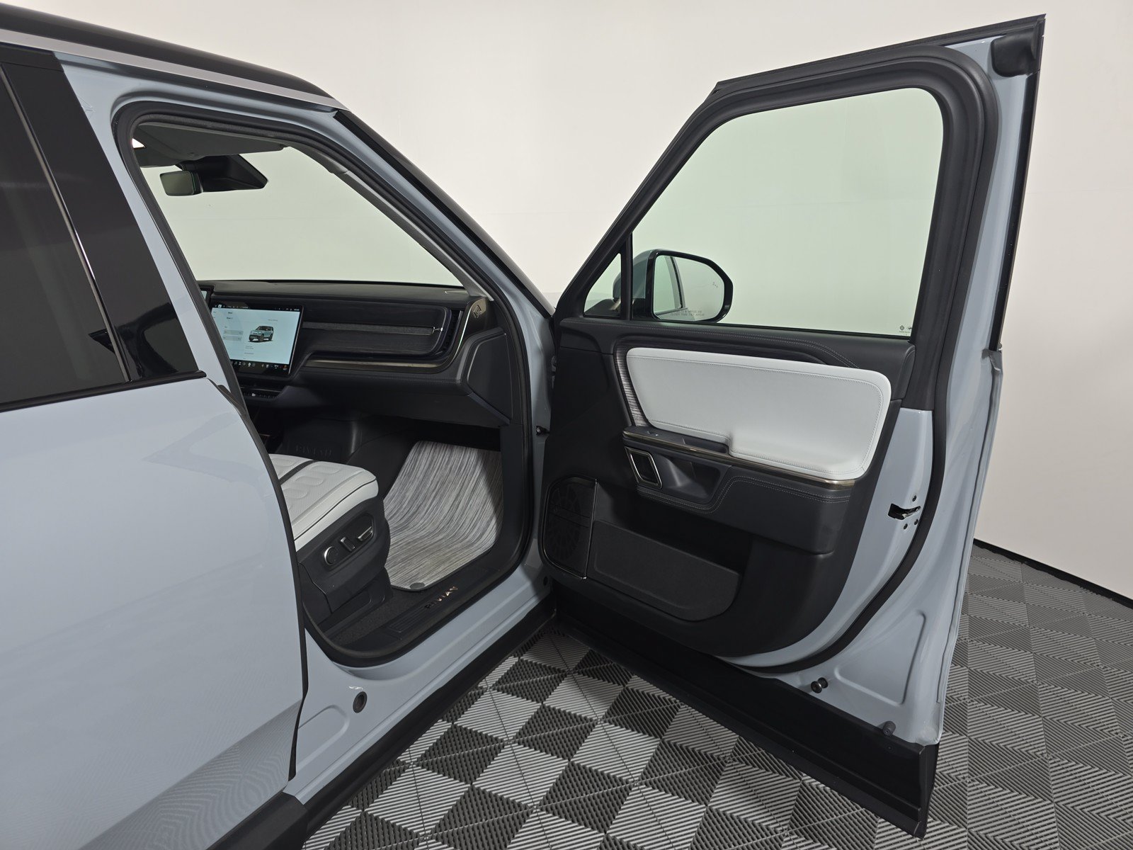 Used 2024 Rivian R1S Adventure AWD/4WD image 18