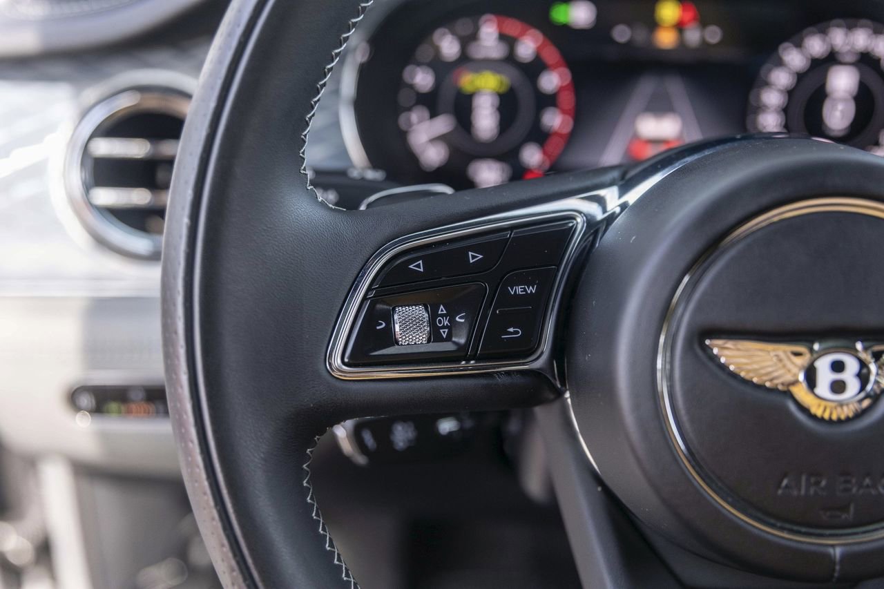 Used 2025 Bentley Bentayga AWD/4WD image 33