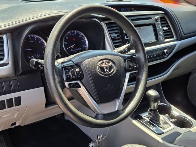 Used 2019 Toyota Highlander LE w/ Carpet Mat Package (TMS) FWD image 18