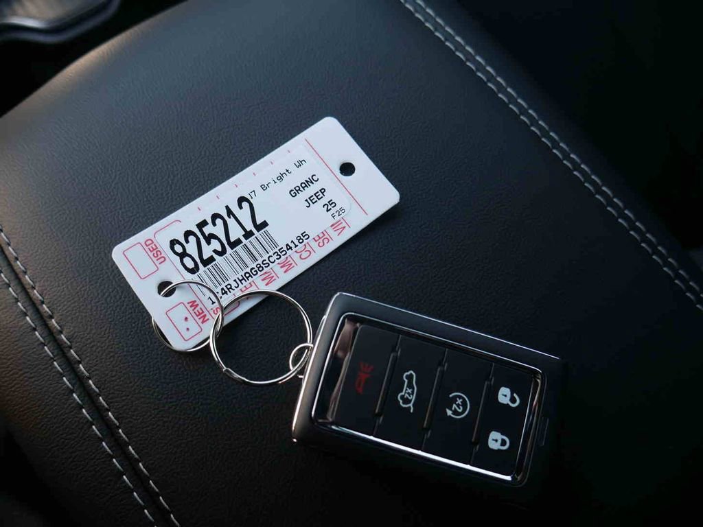 New 2025 Jeep Grand Cherokee Laredo X w/ Luxury Tech Group I image 29