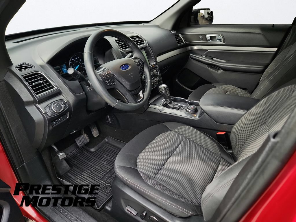 Used 2018 Ford Explorer XLT w/ Equipment Group 201A AWD/4WD image 17