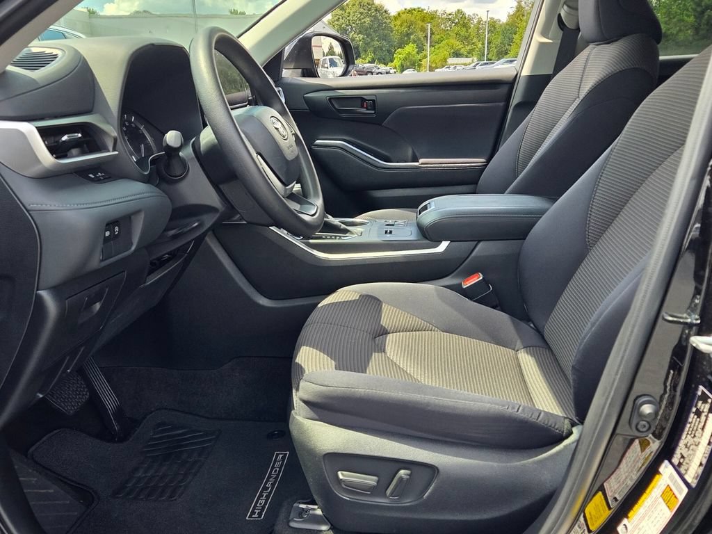 Used 2023 Toyota Highlander L FWD image 5