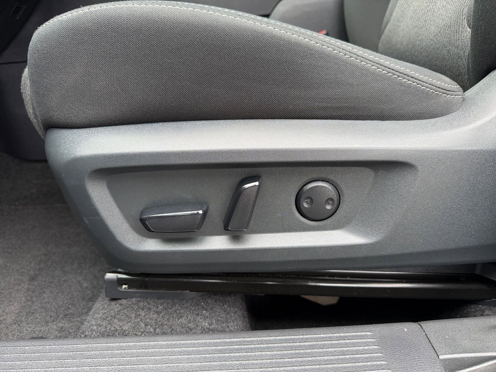 Used 2025 Nissan Rogue SV FWD image 22