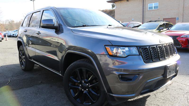 Used 2018 Jeep Grand Cherokee Altitude image 3