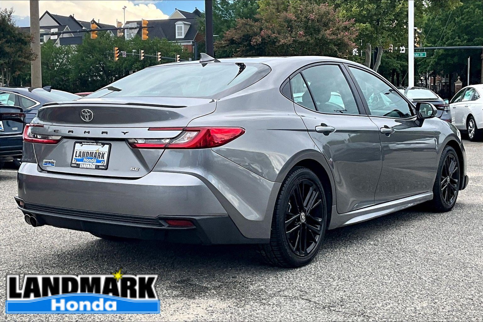 Used 2025 Toyota Camry SE FWD image 2