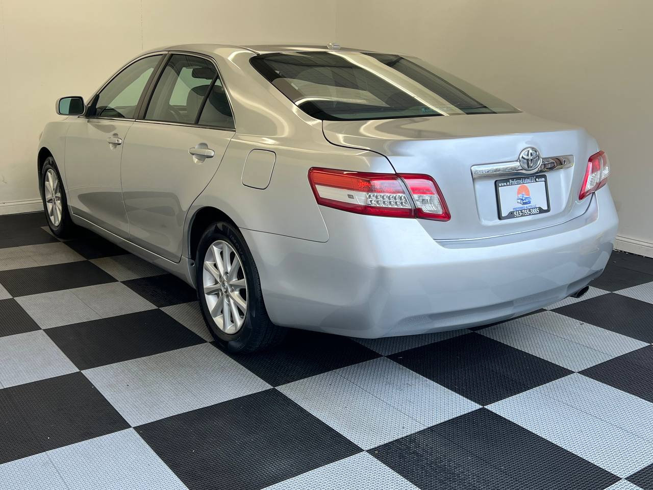 Used 2011 Toyota Camry XLE w/ XLE Extra-Value Pkg #2 image 4