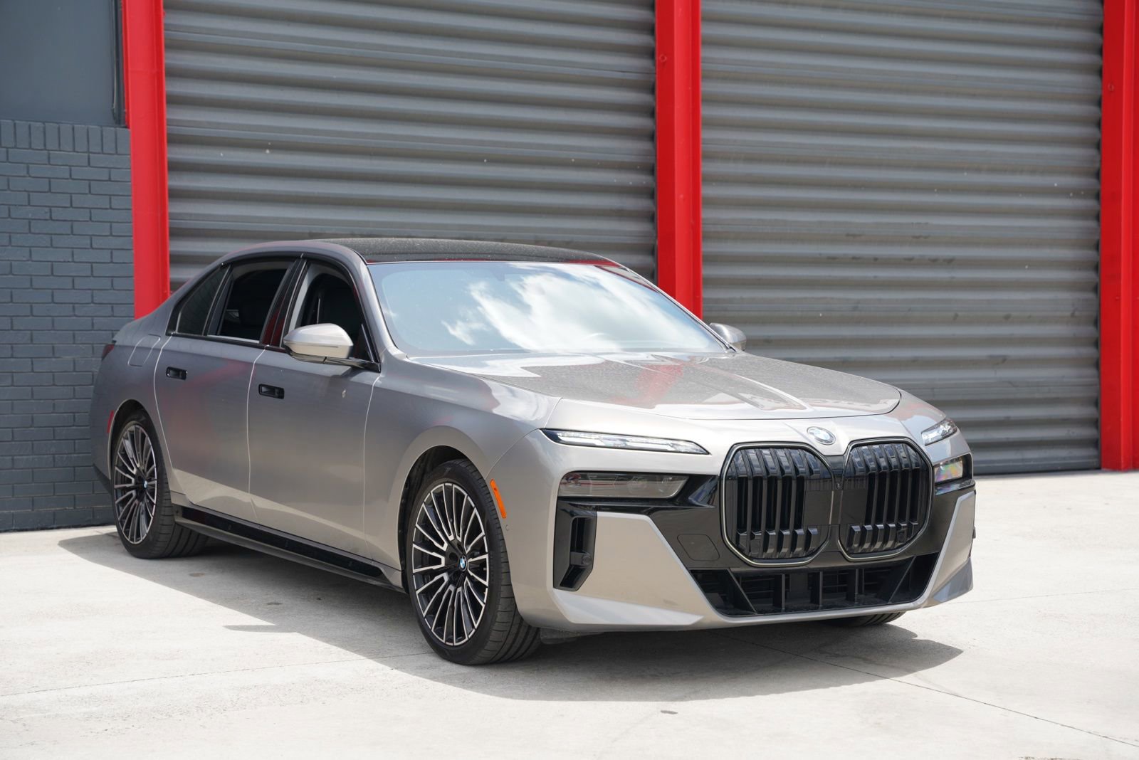 Used 2025 BMW 760i xDrive w/ Executive Package AWD/4WD image 5