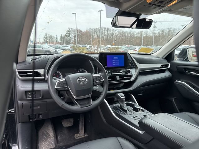 Used 2025 Toyota Highlander XLE AWD/4WD image 30