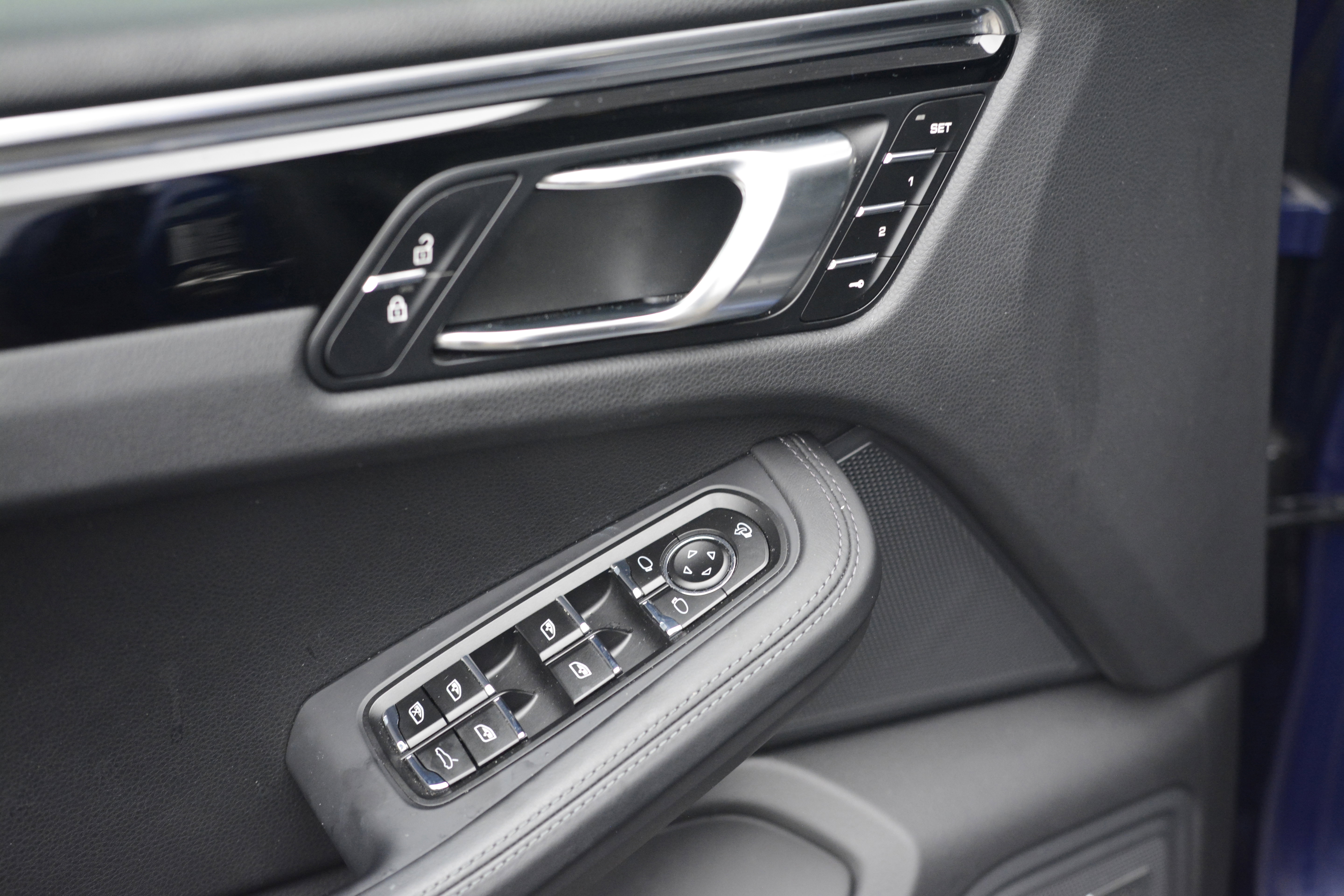 Certified 2025 Porsche Macan AWD/4WD image 14