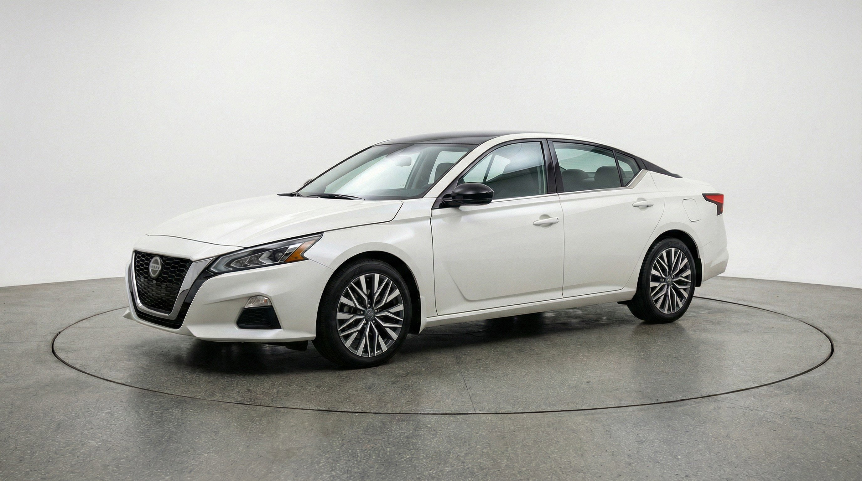 Used 2025 Nissan Altima 2.5 SV image 3