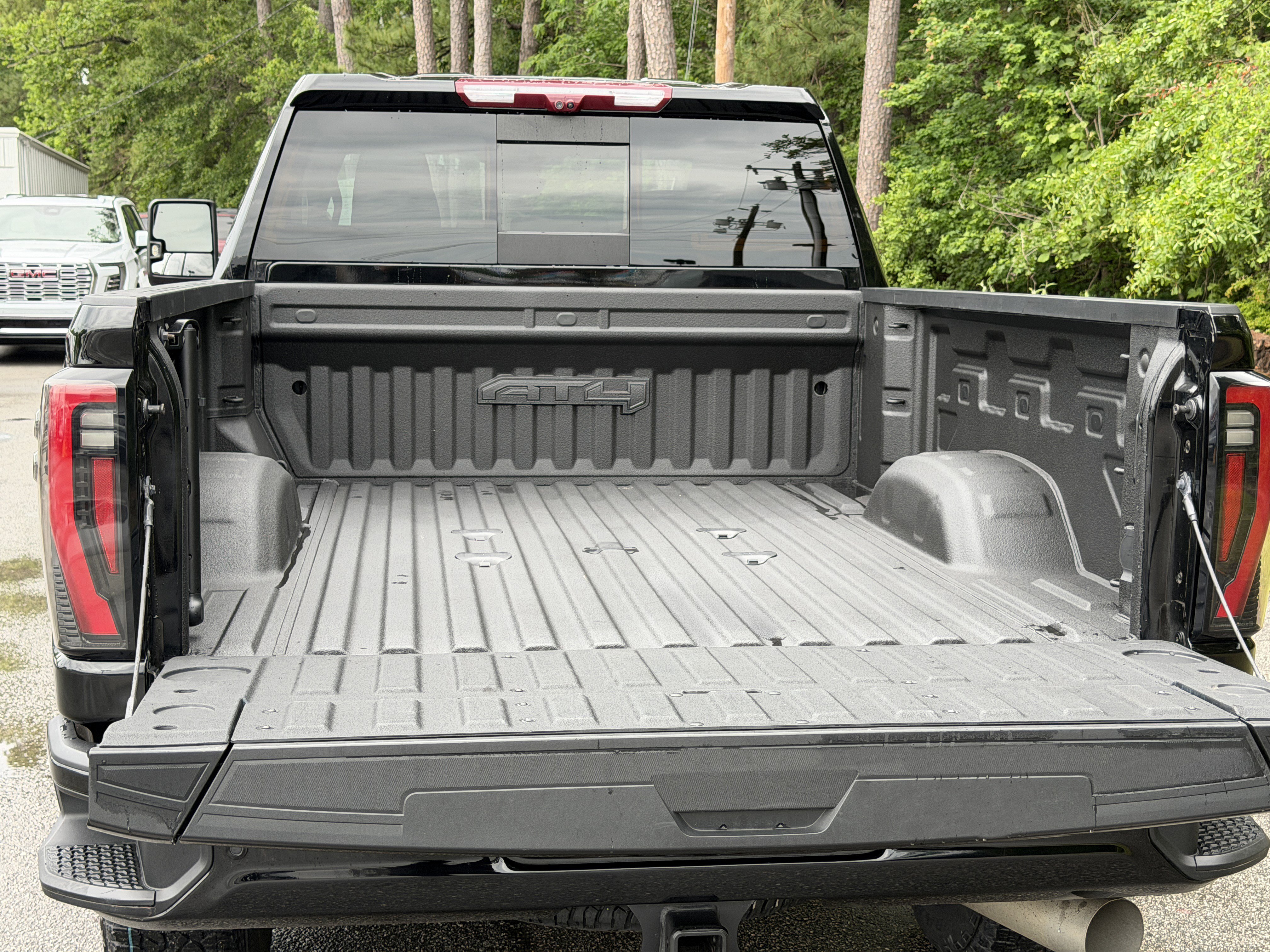 Used 2024 GMC Sierra 2500 AT4 w/ AT4 Premium Plus Package AWD/4WD image 4