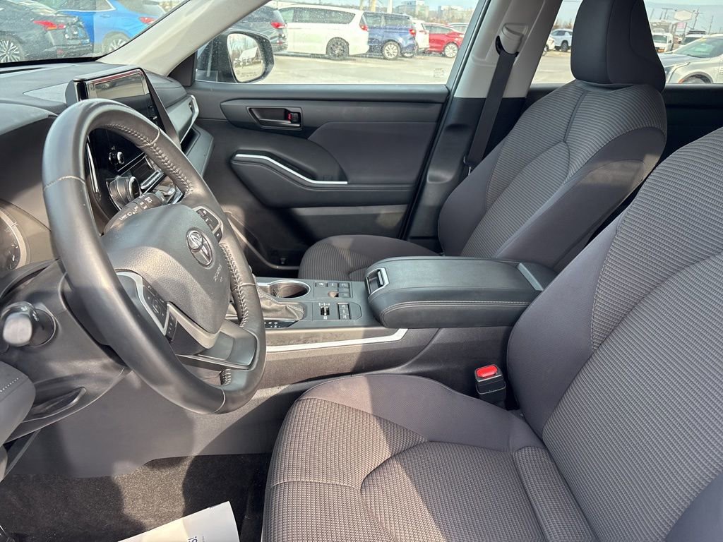 Used 2024 Toyota Highlander LE image 28
