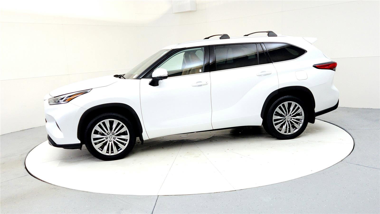 Used 2023 Toyota Highlander Platinum image 3