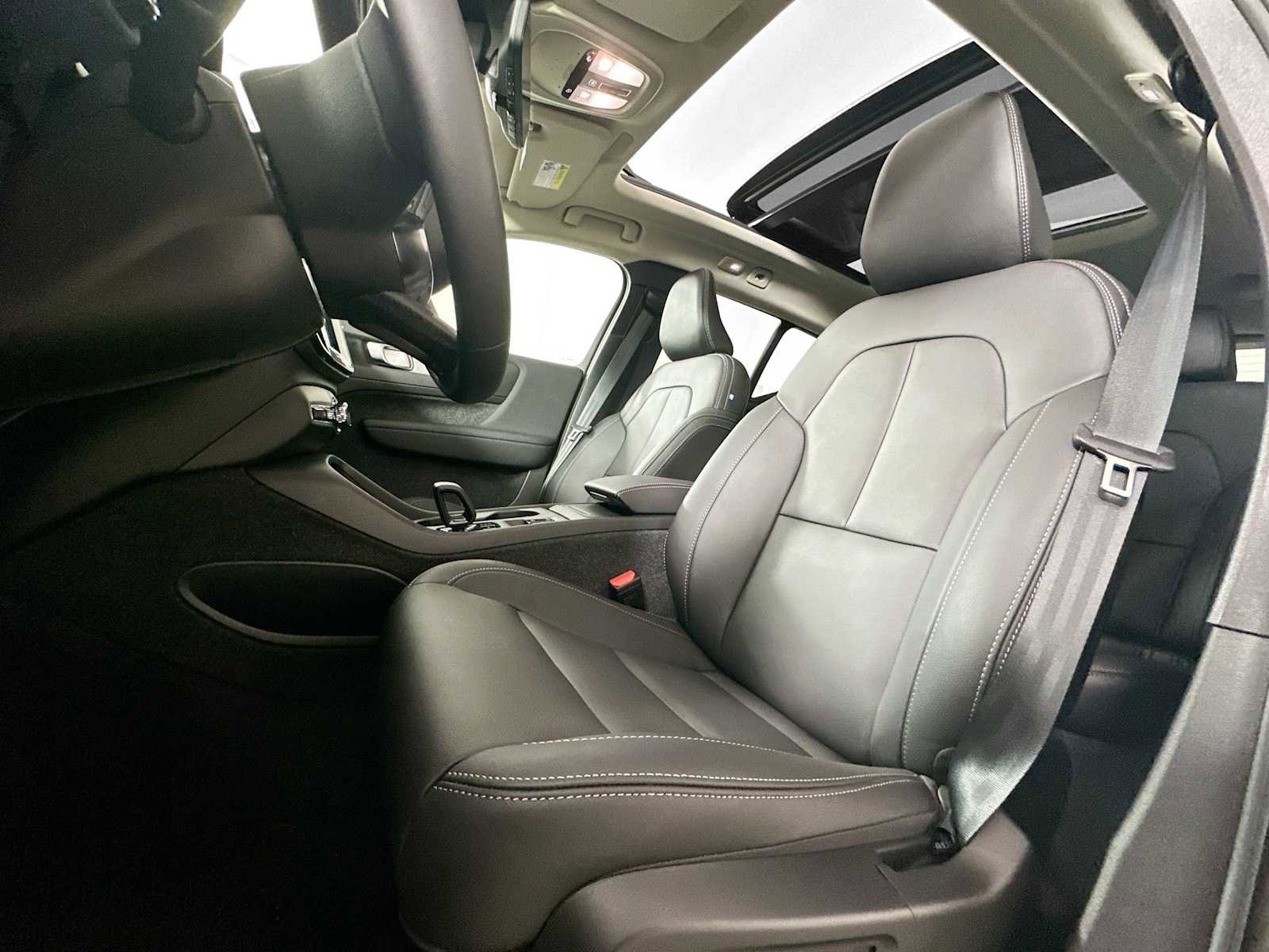 Used 2025 Volvo XC40 B5 Core w/ Climate Package image 18