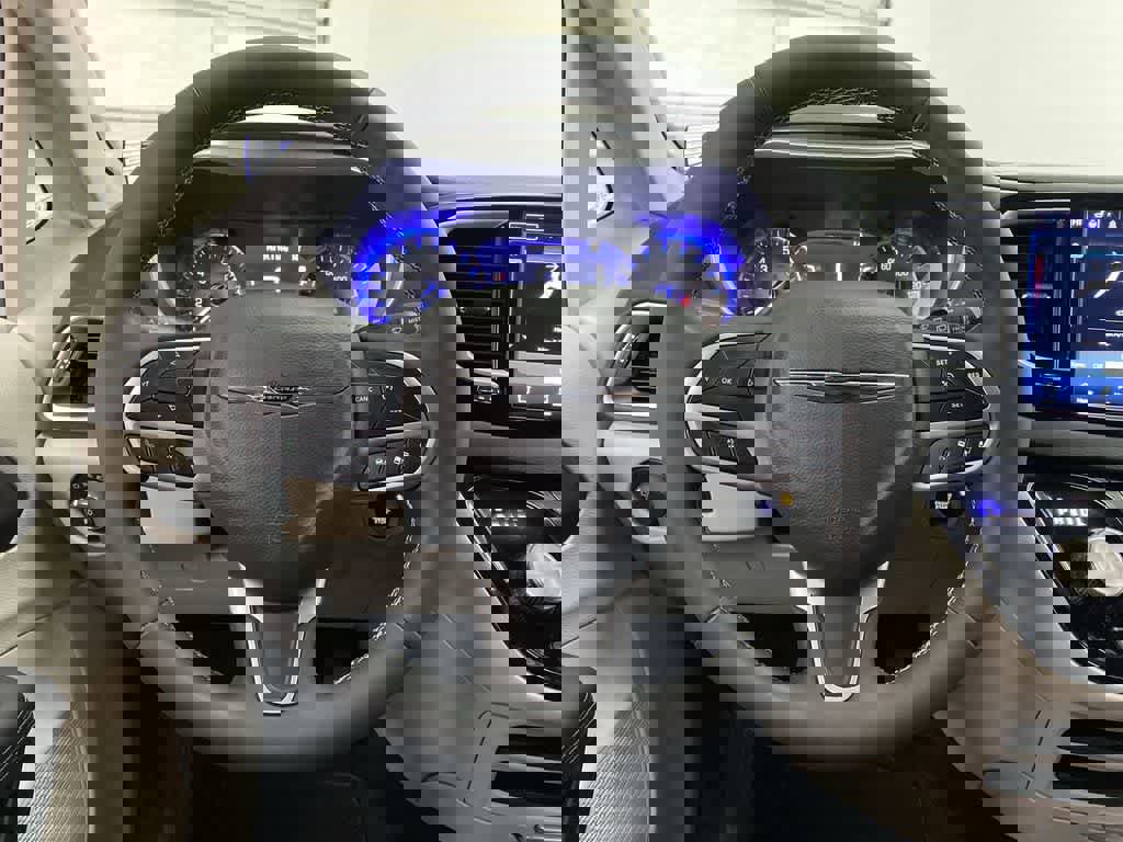 Used 2024 Chrysler Pacifica Touring-L image 19