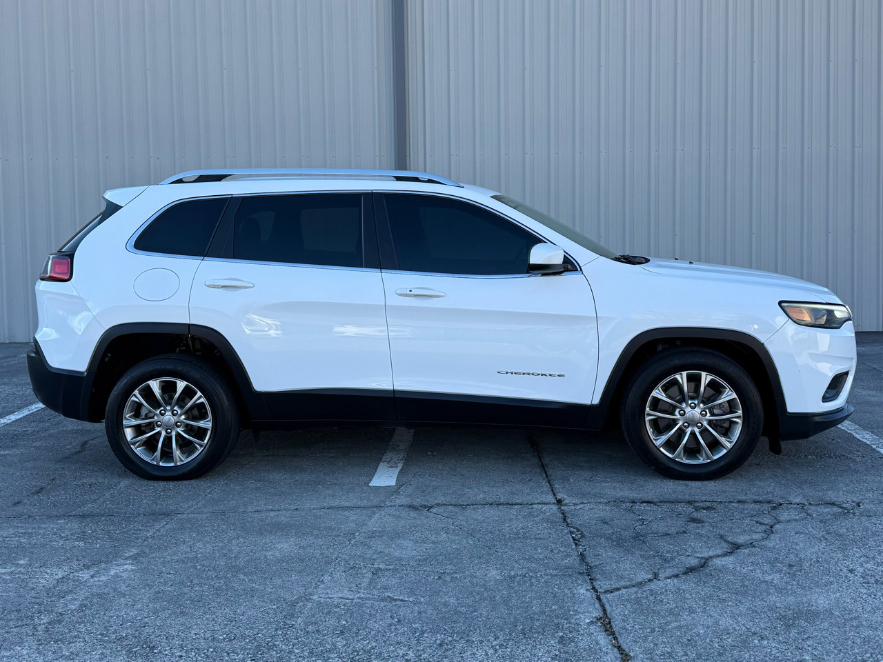 Used 2019 Jeep Cherokee Latitude Plus image 4