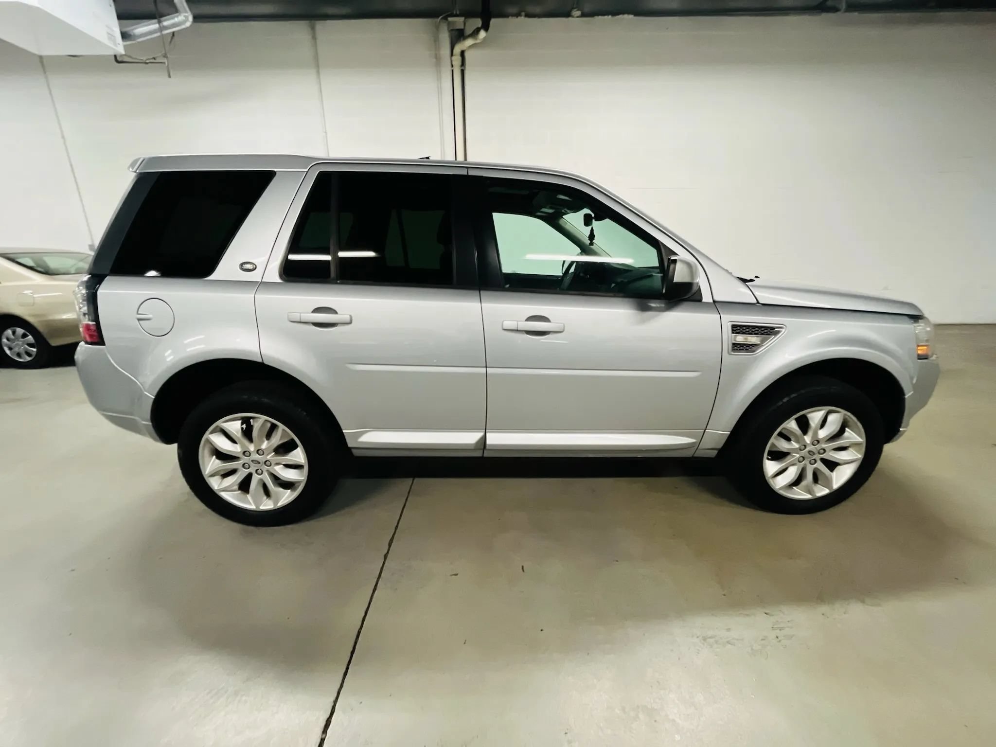 Used 2013 Land Rover LR2 HSE AWD/4WD image 9