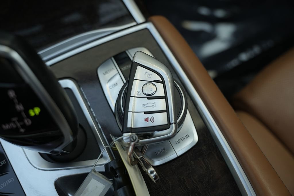 Used 2020 BMW 750i xDrive w/ Cold Weather Package image 70